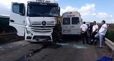 Adana'da tır ile servis aracının karıştığı kazada 3 kişi öldü 8 kişi yaralandı