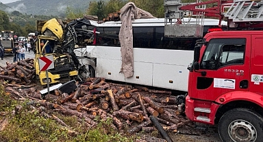 Zonguldak'ta yolcu otobüsü kamyonla çarpıştı: 2 ölü 23 yaralı