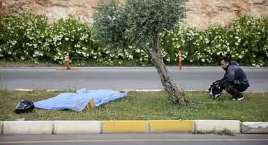 Antalya'da feci kaza! Ölen arkadaşının cansız bedeninin başından ayrılmadı