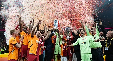 Galatasaray, şampiyonluk kupasını RAMS Park'ta kaldırdı