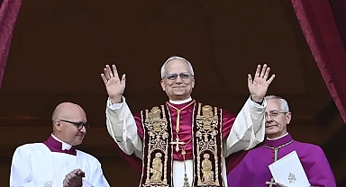 Vatikan'da beyaz duman! Katoliklerin yeni Papa'sı belli oldu