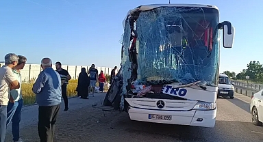 Afyonkarahisar'da yolcu otobüsü TIR'a çarptı: 26 yaralı