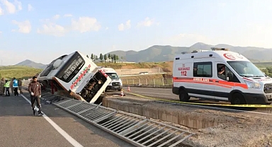 Bingöl’de yan yatan otobüsteki 3 kişi ağır yaralandı