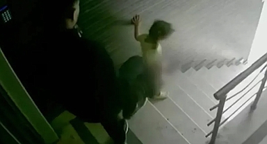 Kızına tekme atıp merdivenden yuvarlayan baba tutuklanmıştı; babaanne de gözaltında