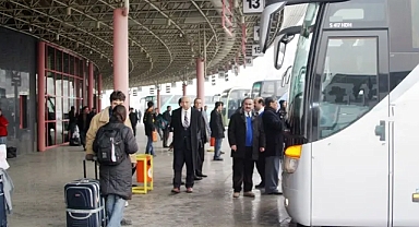 Otogarlarda ve yollarda bayram hareketliliği arttı