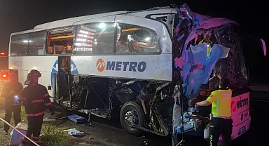 Sakarya'da yolcu otobüsü TIR'a arkadan çarptı: 2'si ağır, 13 yaralı