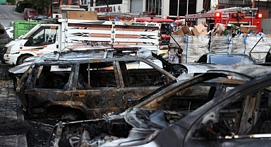 Sanayi sitesinde çıkan yangında park halindeki otomobiller yandı