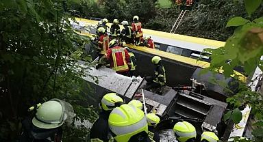 Almanya'da yolcu treni raydan çıktı: 3 ölü, 41 yaralı