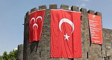 Diyarbakır surlarına MHP ve Türk bayrakları asıldı