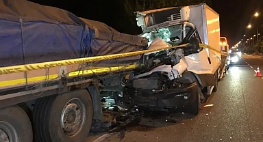 Park halindeki tıra arkadan çarpmalı iki kazada 5 ölü