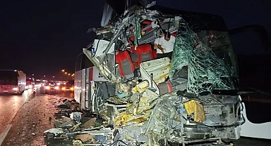 Yolcu otobüsü TIR'a arkadan çarptı; 9 yaralı