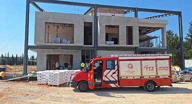 Antalya'da su kuyusundaki merdivenden düşen işçi yaralandı