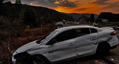 Kamyonetin sıkıştırdığı otomobil ağaçlık alana savruldu; 5 yaralı