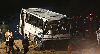 Yolcu Otobüsü Dere Yatağına Devrildi: 18 Kişi Boğularak Hayatını Kaybetti