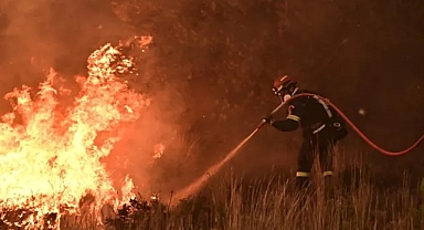 Yunanistan’da orman yangını otoparka sıçradı