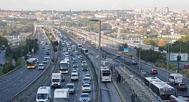 İstanbul'da yeni eğitim öğretim yılının ikinci gününde trafik yoğunluğu oluştu