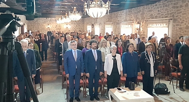 Kızılelma Derneği’nden Türk Dünyası’na Vefa Dolu Gece: Üstün Hizmet Ödülleri Sahiplerini Buldu