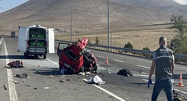 Niğde'de tıra çarpan otomobil hurdaya döndü: Ölüler ve yaralılar var