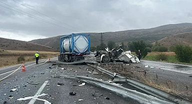 Sivas’ta yolcu otobüsü ile tır çarpıştı: 20 kişi yaralandı