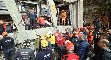 Gebze'de Çöken Binanın Enkazında Kalan 5 Kişilik Aileden 1'i Sağ Kurtarıldı, 4 Ölü