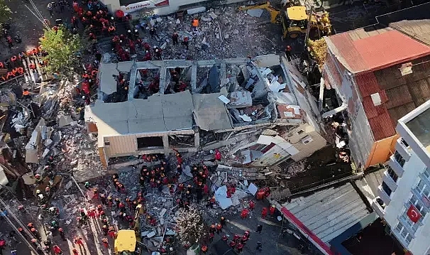 Gebze’de Yıkılan Binanın Yakınındaki 12 Bina Mühürlendi; 45 Aile Tahliye Edildi