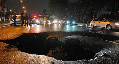 İstanbul’da Sağanak Nedeniyle Yol Çöktü
