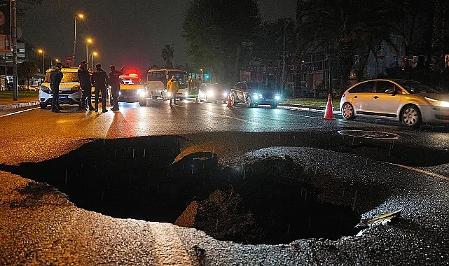 İstanbul’da Sağanak Nedeniyle Yol Çöktü