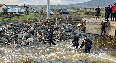 İzmir Foça’yı Sel Vurdu: Kaybolan Kişiyi Arama Çalışmaları Sürüyor