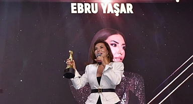 'Yılın İlham Veren Sanatçısı' ödülünü alan Ebru Yaşar’dan törene damga vuran Filistin konuşması