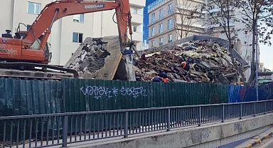 Ankara'da Kontrollü Yıkım Çalışması Sırasında Bina Çöktü; Molozlar Araçların Üzerine Düştü