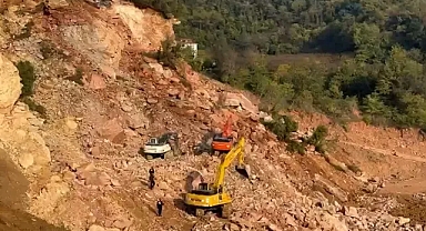 Ordu'da Göçük Altında Kalan Kamyon Şoförünü Arama Çalışmaları Sürüyor
