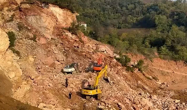 Ordu'da Göçük Altında Kalan Kamyon Şoförünü Arama Çalışmaları Sürüyor