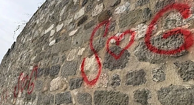 Tarihi kalenin duvarlarını sprey boyayla boyadılar