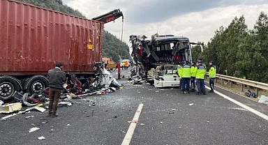 Yolcu Otobüsü, Otoyolda TIR'a Çarptı; 6 Ölü, 11 Yaralı