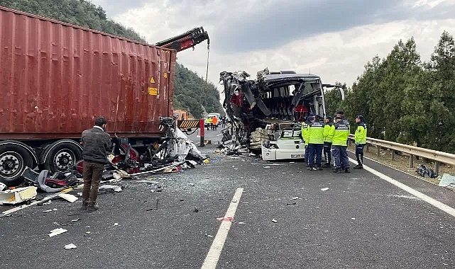 Yolcu Otobüsü, Otoyolda TIR'a Çarptı; 6 Ölü, 11 Yaralı