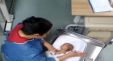 5 Günlük Bebeği Sakat Bırakan Hemşirenin Başka Bir Bebeği Daha Dövdüğü Görüntüler Ortaya Çıktı