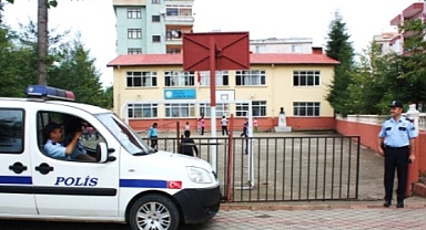 Türkiye genelinde okul önlerinde polis uygulaması başladı 