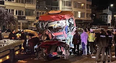 Giresun'da Tırın iki otomobile çarptığı kazada 5 kişi öldü