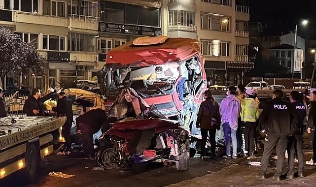 Giresun'da Tırın iki otomobile çarptığı kazada 5 kişi öldü