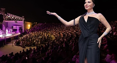 Ebru Yaşar'ın ilk senfoni performansı mest etti! 120 kişilik dev kadroyla sahnede