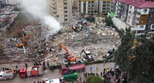 7,7'lik depremde can kaybı 1498 oldu