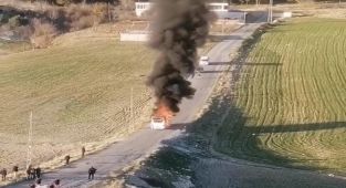 Adıyaman’da Seyir Halindeki Minibüs Alev Alarak Yandı