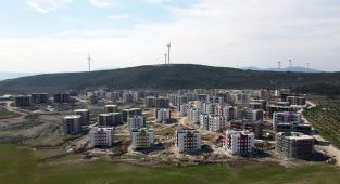 AK PARTİ SEFERİHİSAR İLÇE BAŞKANI AHMET AYDIN TOKİ HAK SAHİPLERİNİN YÜREĞİNE SU SERPTİ