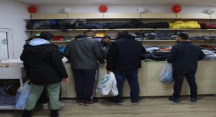 Ankara’da bulunan AK Parti’li belediyeler depremzedelere yardım eli uzatmaya devam ediyor.