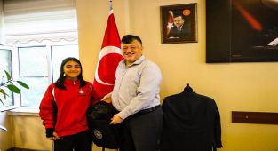 Aydınlı milli sporcu Ayşe Eda, Müdür Fillikçioğlu'nu ziyaret etti