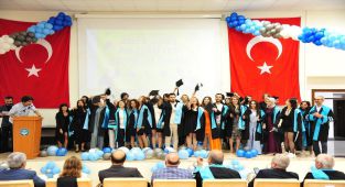 Balıkesir Üniversitesi Güzel Sanatlar Fakültesinde Mezuniyet Mutluluğu