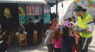 Balıkesirli Gönüllüler Çocuklar İçin Hikaye Okudular