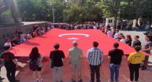 Başkent'te şehitler için saygı duruşu