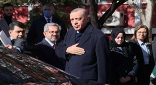 Cumhurbaşkanı Erdoğan, enkazdan 248. saatte kurtarılan Aleyna Ölmez'i ziyaret etti
