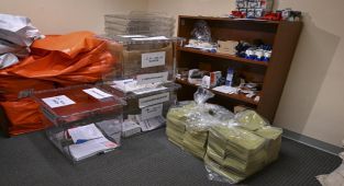 Cumhurbaşkanlığı seçiminin ikinci turu için yurt dışında sandıklar kapandı: Oylar Ankara'ya getirildi